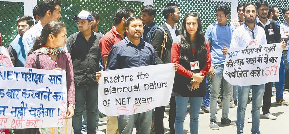 SFi protest in Hpu shimla
