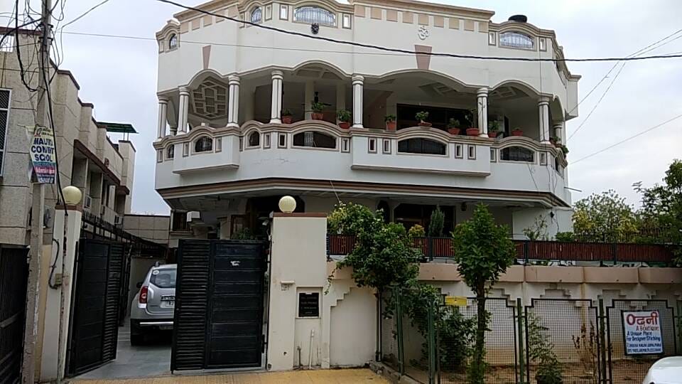 Terror of the Bust Vest Gang, Broke In The Merchant's House in jaipur