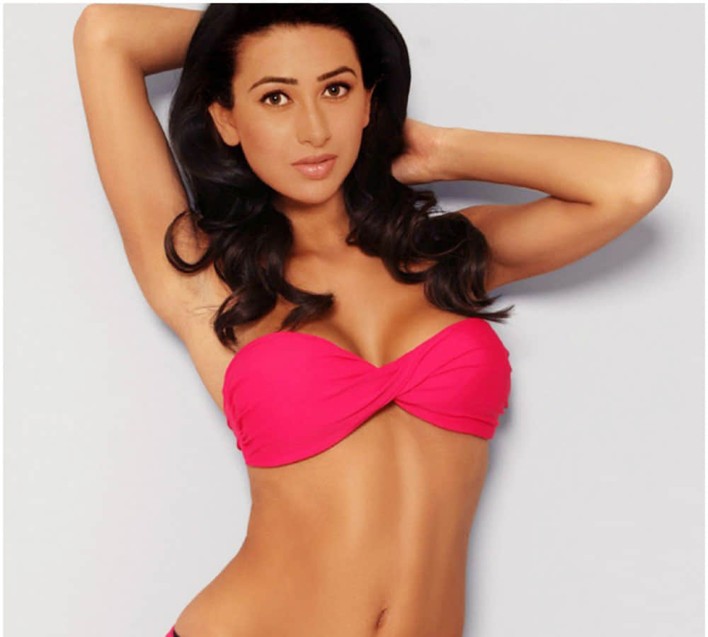 Karisma Kapoor looks absolutely STUNNING in a two-piece photo viral in social media