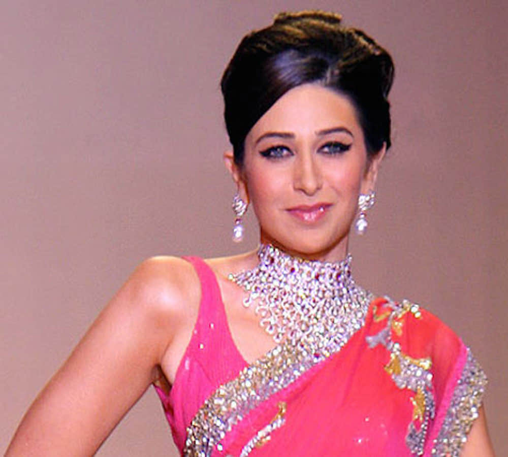 Karisma Kapoor looks absolutely STUNNING in a two-piece photo viral in social media