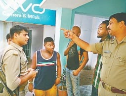  अफ्रीका के छात्रों से अपना फोन के लिए थानों में भटक रहे