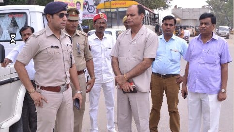 Officers View the Eidgah Settlement