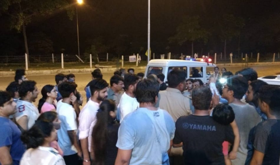 greater noida avj heightss society guard enters a flat and tries to rape engineer girl, arest