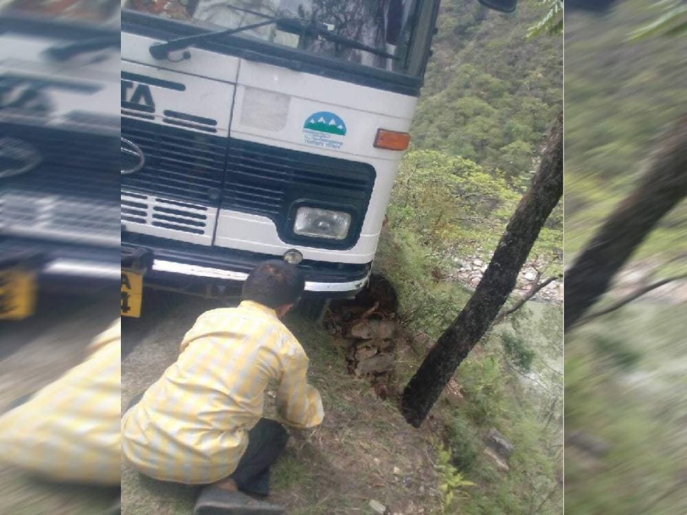 बस की टक्कर से बाइक सवार की मौत, एक घायल