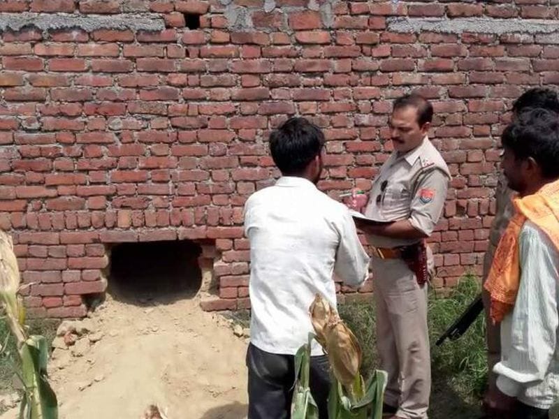 घर में सेंध काटकर लाखों के गहने, नकदी चोरी
