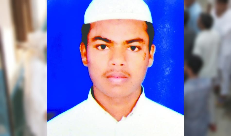 old man whom Junaid had given the seat, stabbed him first in train lynching