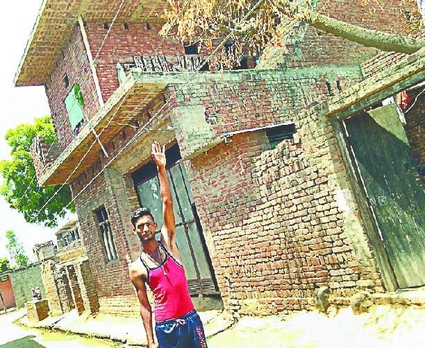 People are forced to drink contaminated water in Adarsh village
