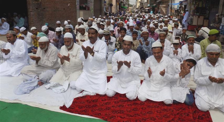 Lot of Peoples Namaj In Hathras