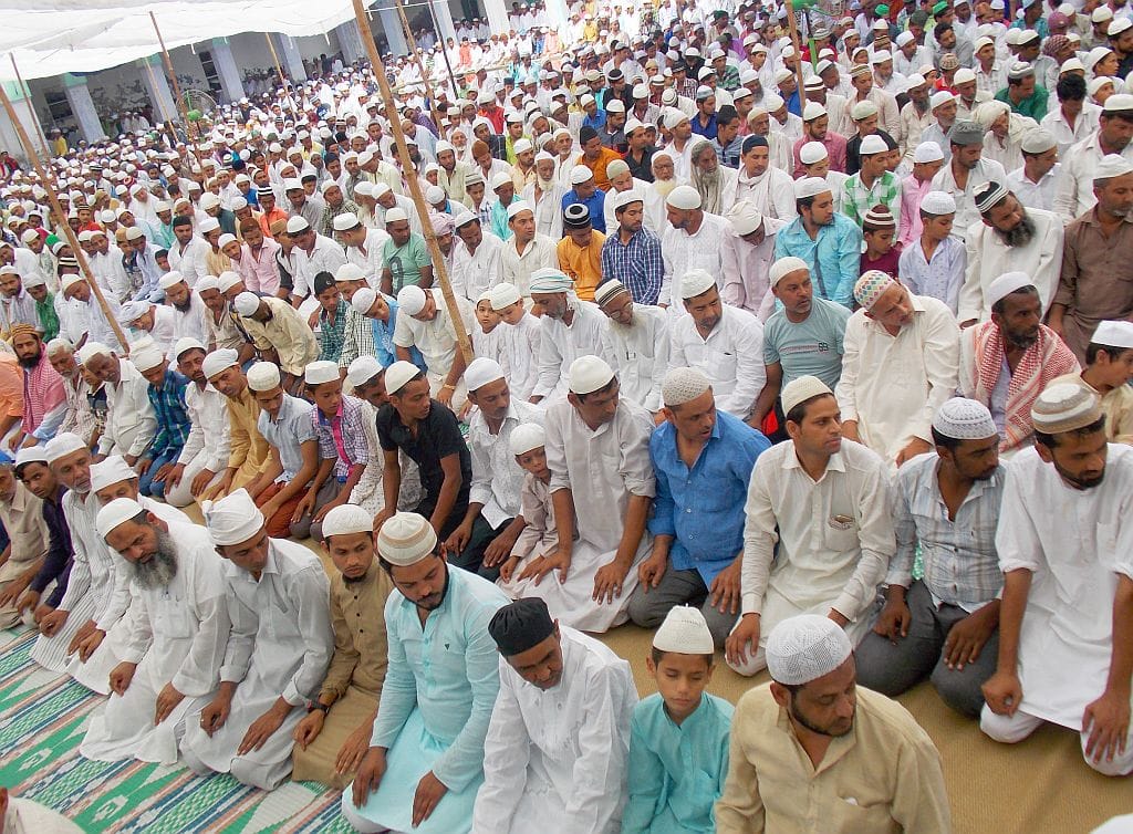 Thousands of heads bow in the band of God