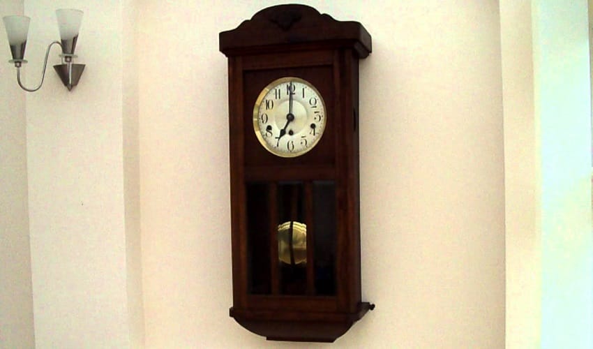 according to vastu put a wall clock position and right direction