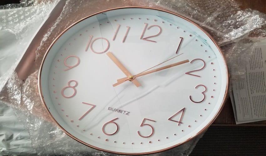 according to vastu put a wall clock position and right direction