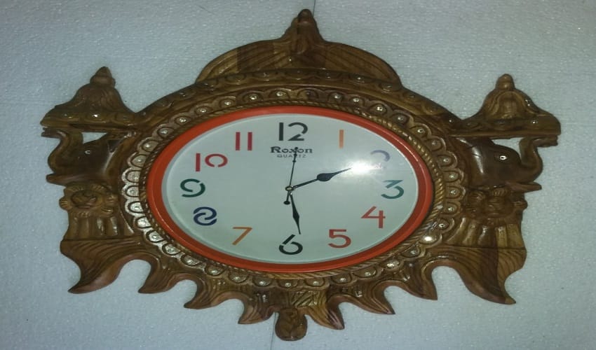 according to vastu put a wall clock position and right direction