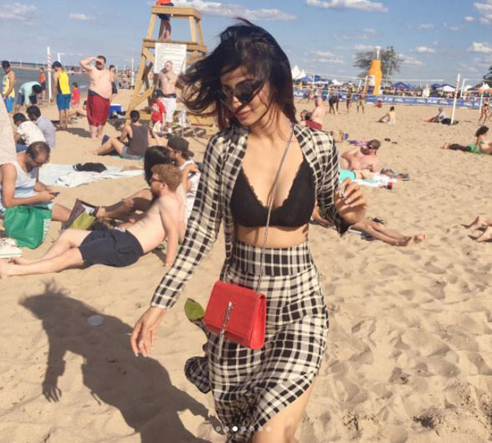Naagin’ Mouni Roy FLAUNTS her BLACK bikini and sensational figure