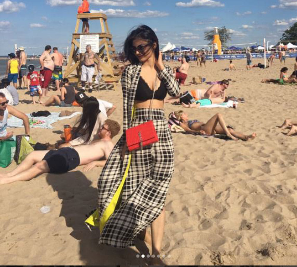 Naagin’ Mouni Roy FLAUNTS her BLACK bikini and sensational figure
