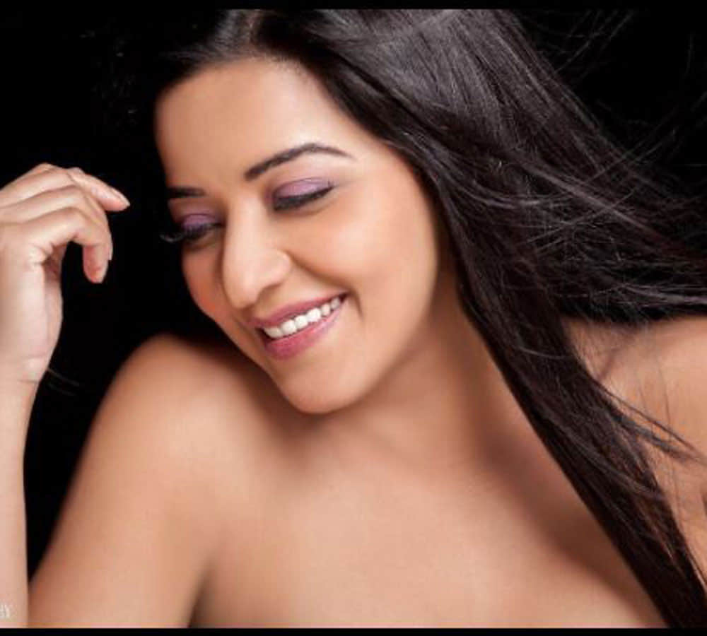bhojpuri actress monalisa worked in restaurant as hostess