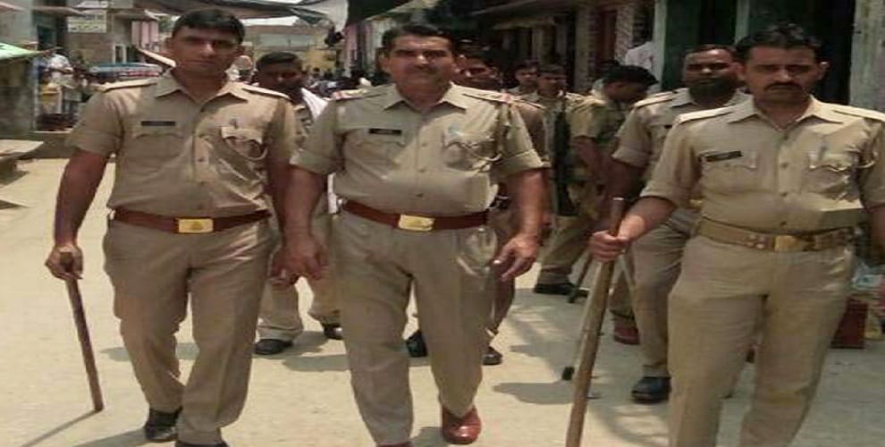 The youth of the other community attacked the gurudwara, demolition, stone throwing