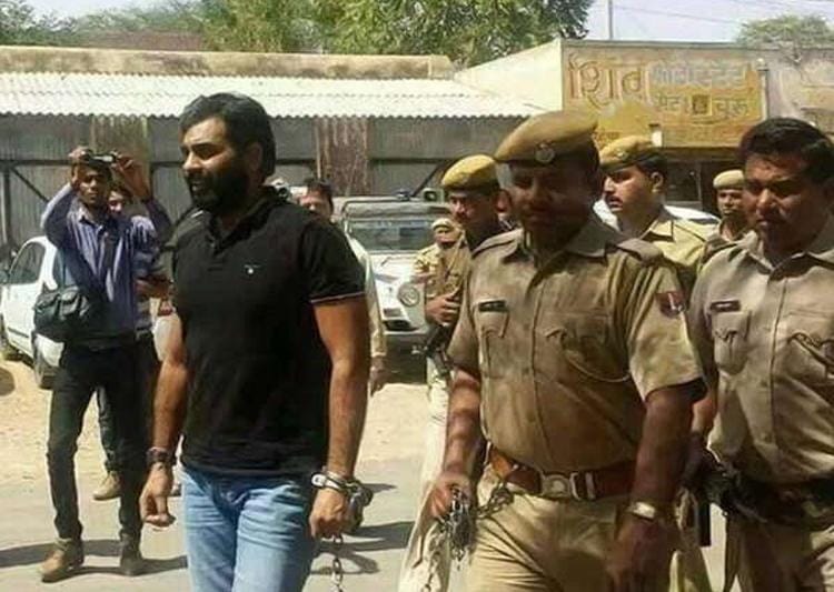 filmy story of Anandpal, how he became a gangster