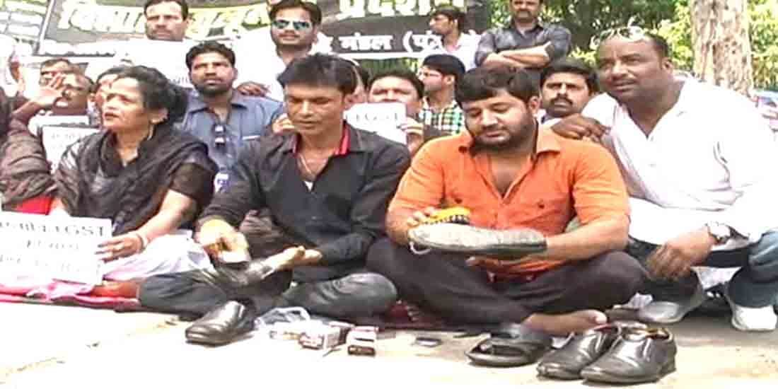 unique protest against gst in kanpur