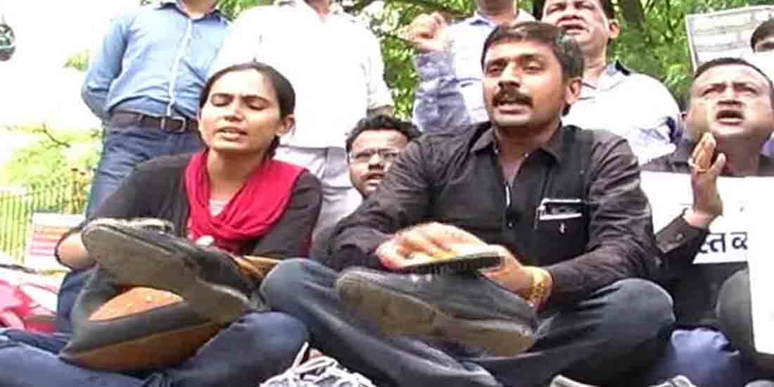 unique protest against gst in kanpur