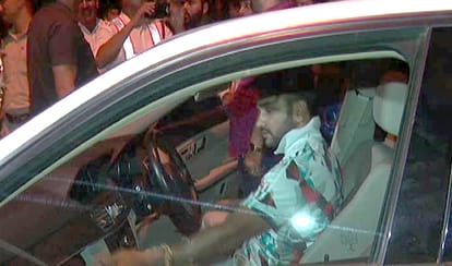 drunk bollywood rapper drive car, fight with police