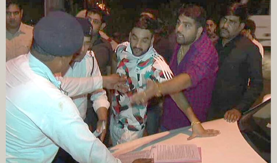 drunk bollywood rapper drive car, fight with police