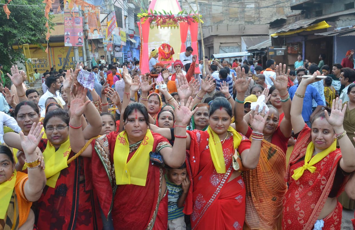 Jagannath walks on tour, devotees chased chariots