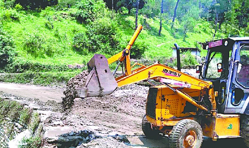 अवैध कब्जा  हटवाने गई टीम से नोकझोंक