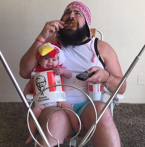 funny photoshoot of a father and daughter going viral on internet