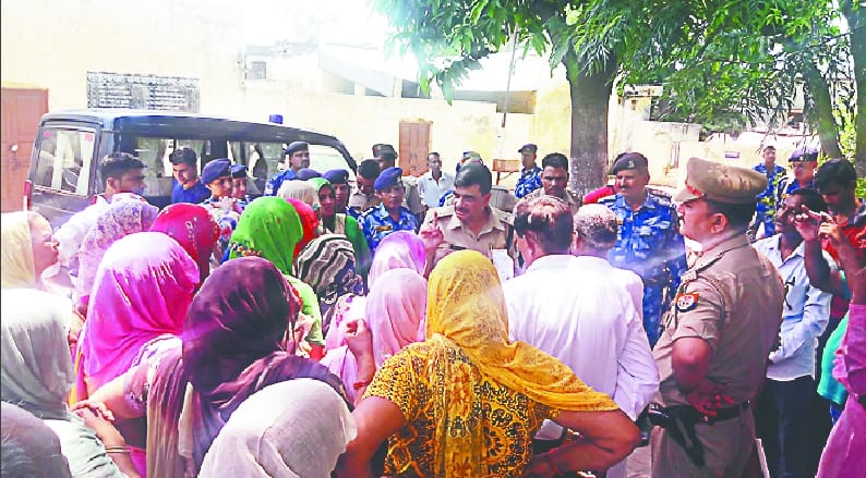 Ladies attack on police station in Saharanpur Bawal