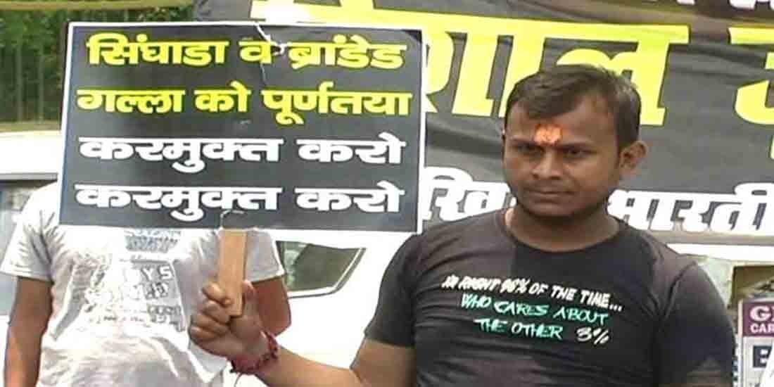 unique protest against gst in kanpur