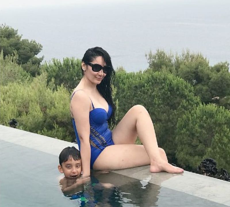 bhoomi starrer sanjay dutt wife maanayata dutt hot photos viral in swimsuit