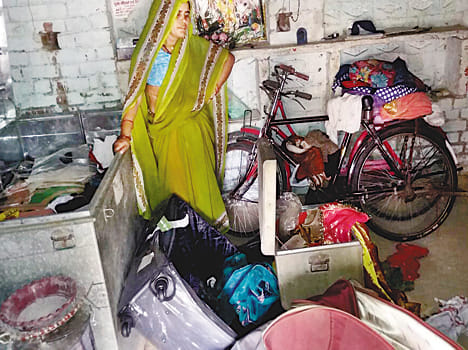jewellery and cash looted