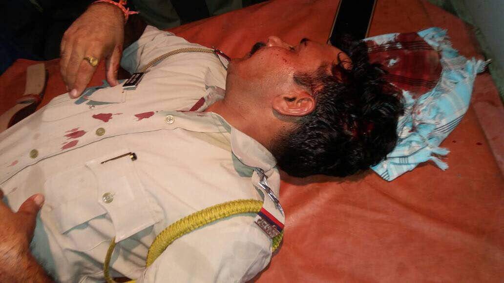 नगला चंदा में दबंगों ने पुलिस को दौड़ा-दौड़ा कर पीटा
