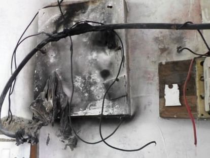 Varanasi: कई घरों में दौड़ा हाईवोल्टेज करंट, पंखा-कूलर-फ्रीज, टीवी सहित कई सामान जले Varanasi: Current ran through the high tension wire in the house, many things including fan-cooler-freeze, TV