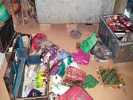 Kin keep sleeping, millions of theft in two houses
