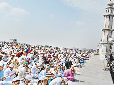 Thousands of arms raised for the peace of peace