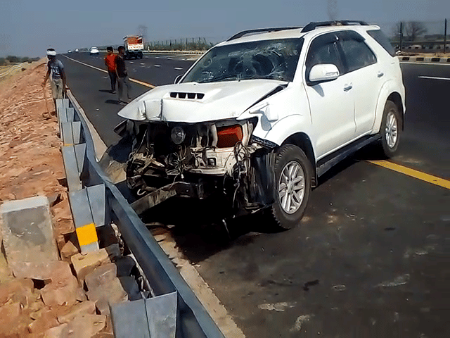 three died in accident on agra lucknow expressway