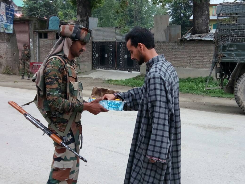 iNDIAN ARMY CELEBRATED EID WITH KASHMIRI KIDS