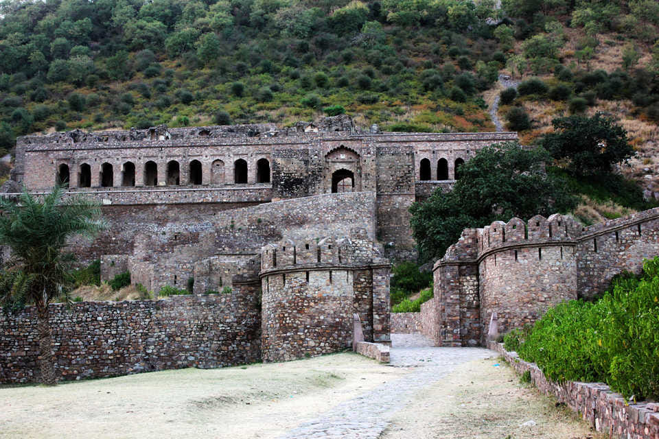 unknown facts about the most haunted place of india Bhangarh fort in rajasthan
