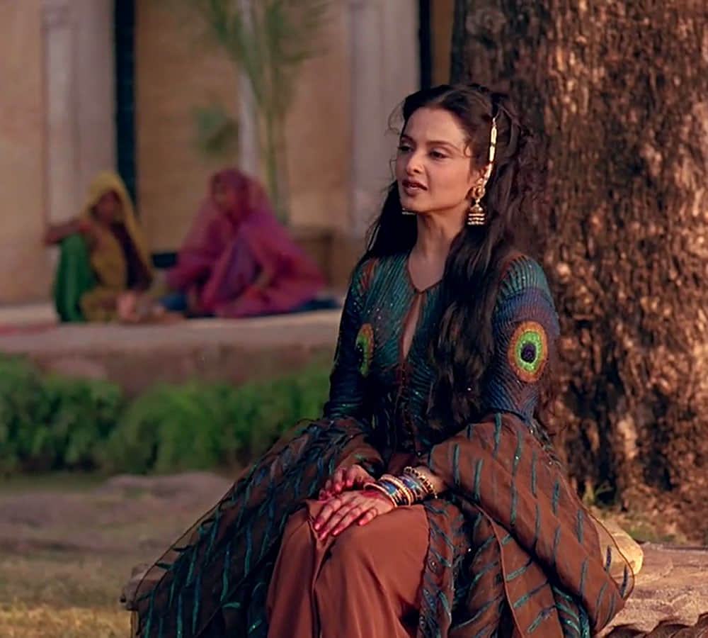 rekha is away from bollywood know her lifestyle and known facts