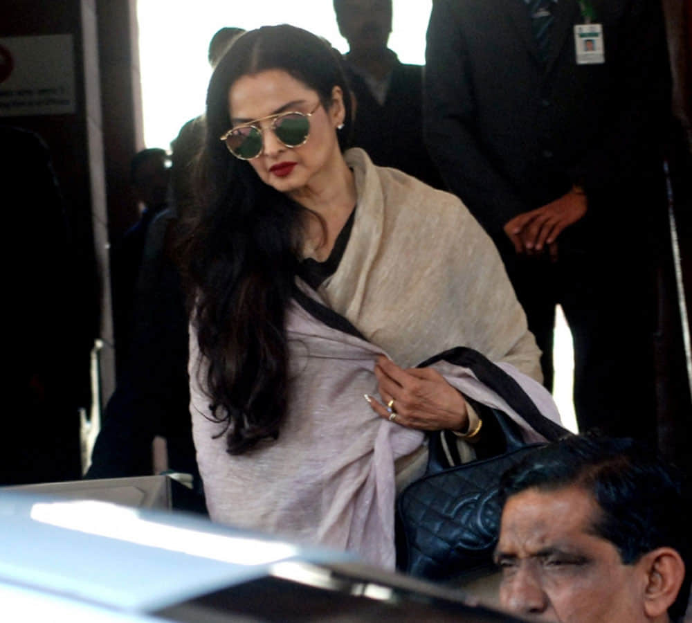 rekha is away from bollywood know her lifestyle and known facts