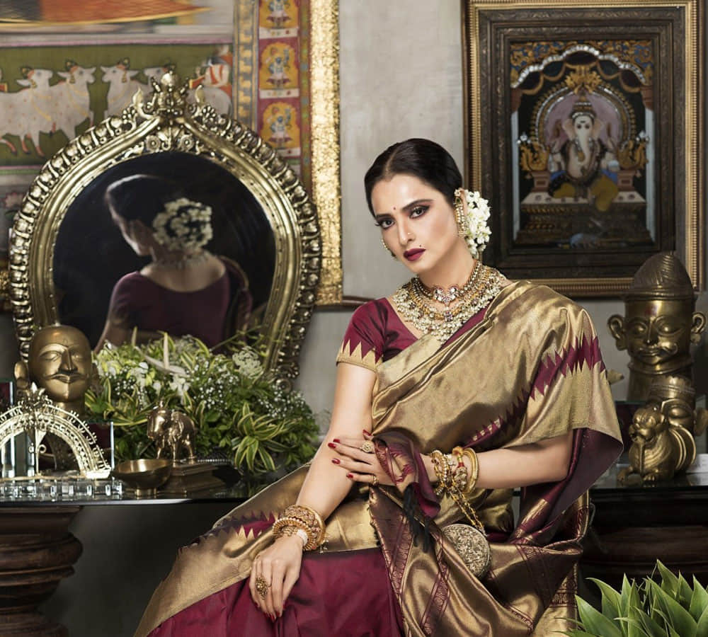 rekha is away from bollywood know her lifestyle and known facts