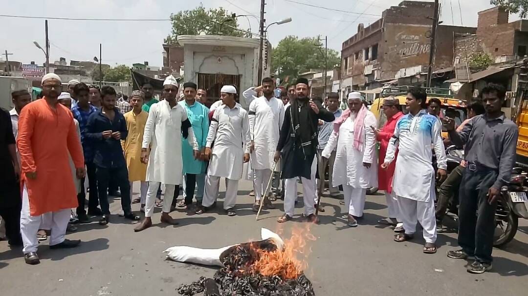 muslim man in agra burn effigy of pakistan