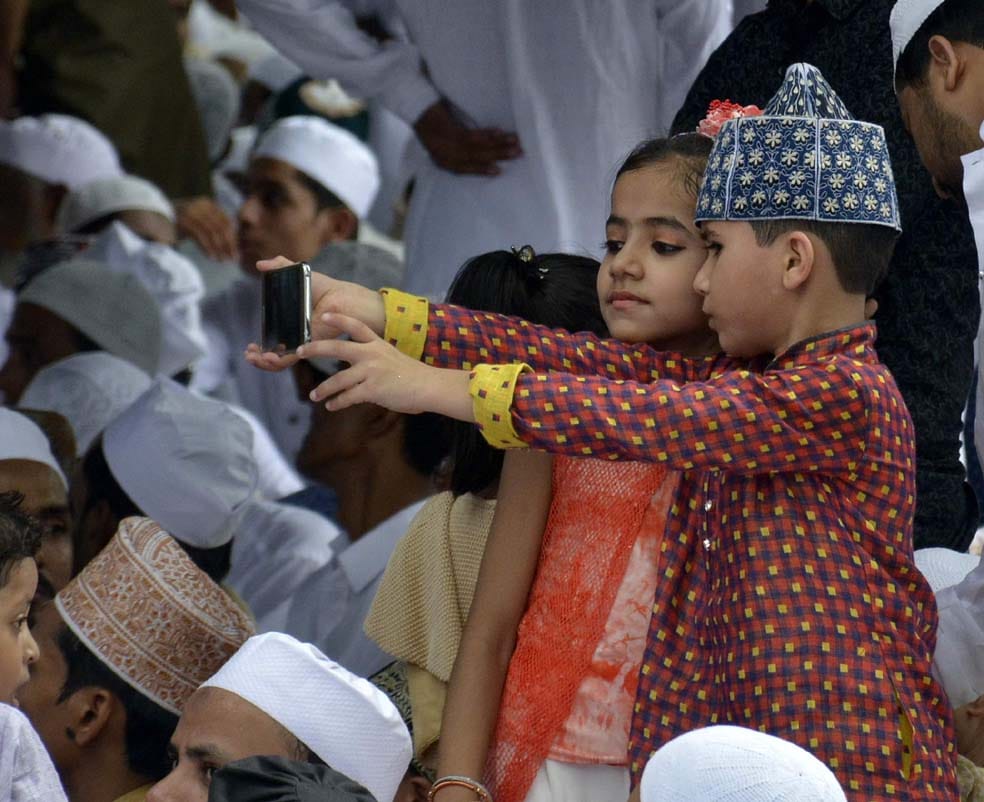 unique eidi by a muslim at chandigarh, a lesson for pakistan pm Nawaz Sharif