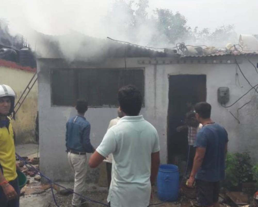 fire in electric shop in dehradun
