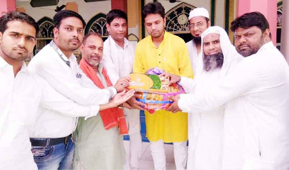 temple mahant gifted sweets and fruits to mosque imam in faridabad to celebrate id