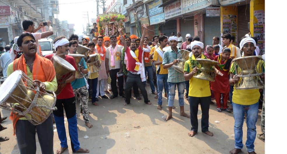 see the photos of kashi ke kotwal