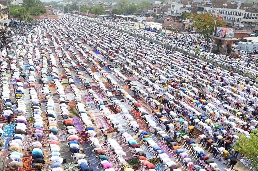 eid 2017-thousands heads got down for sazda of allah in jaipur 