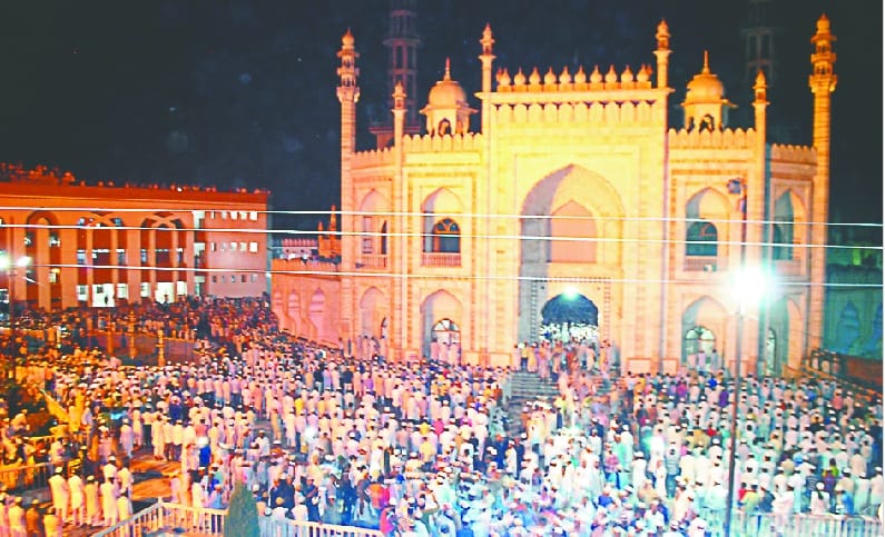 Thousands of arms raised for the blessing of peace