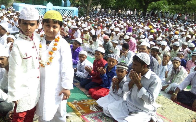 सजदे में झुके सिर, दुआओं में मांगा अमन-चैन